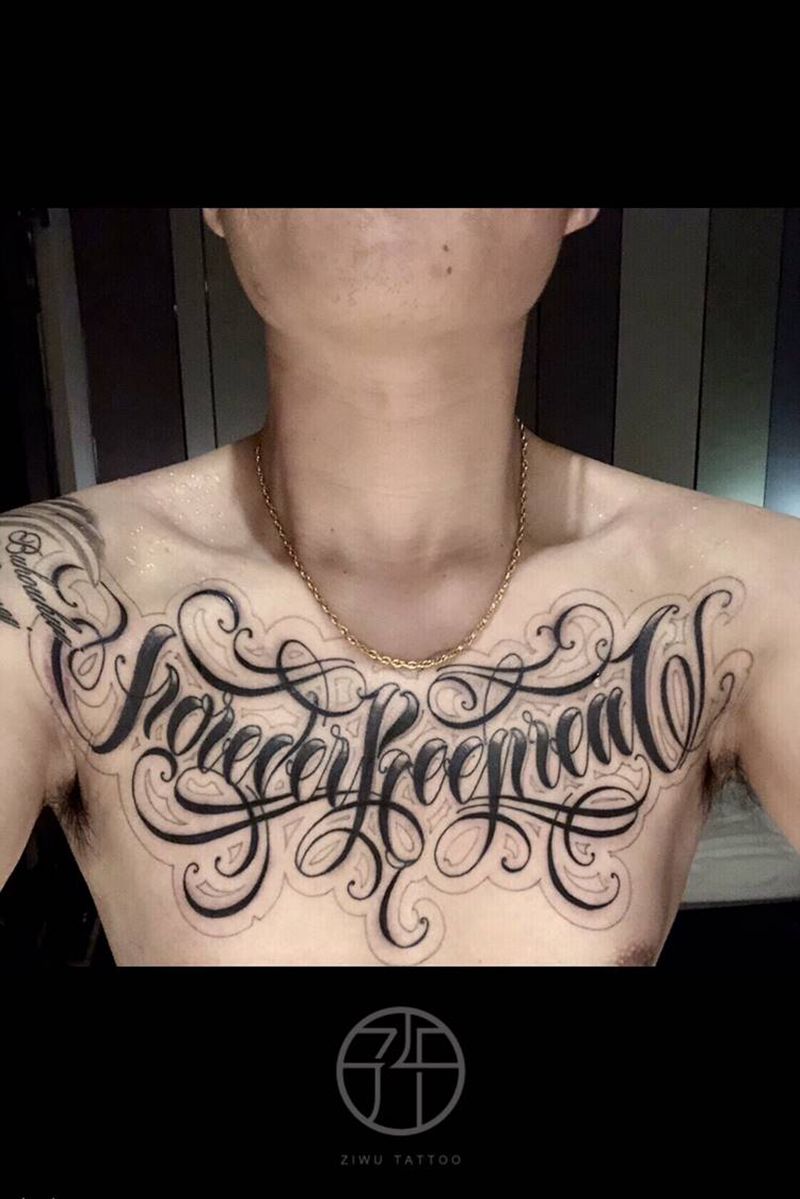 花体字纹身图片_胸部纹身图案