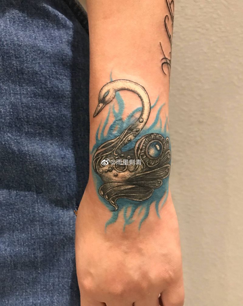 天鹅遮盖纹身图片_手部手臂欧美写实新传统纹身图案