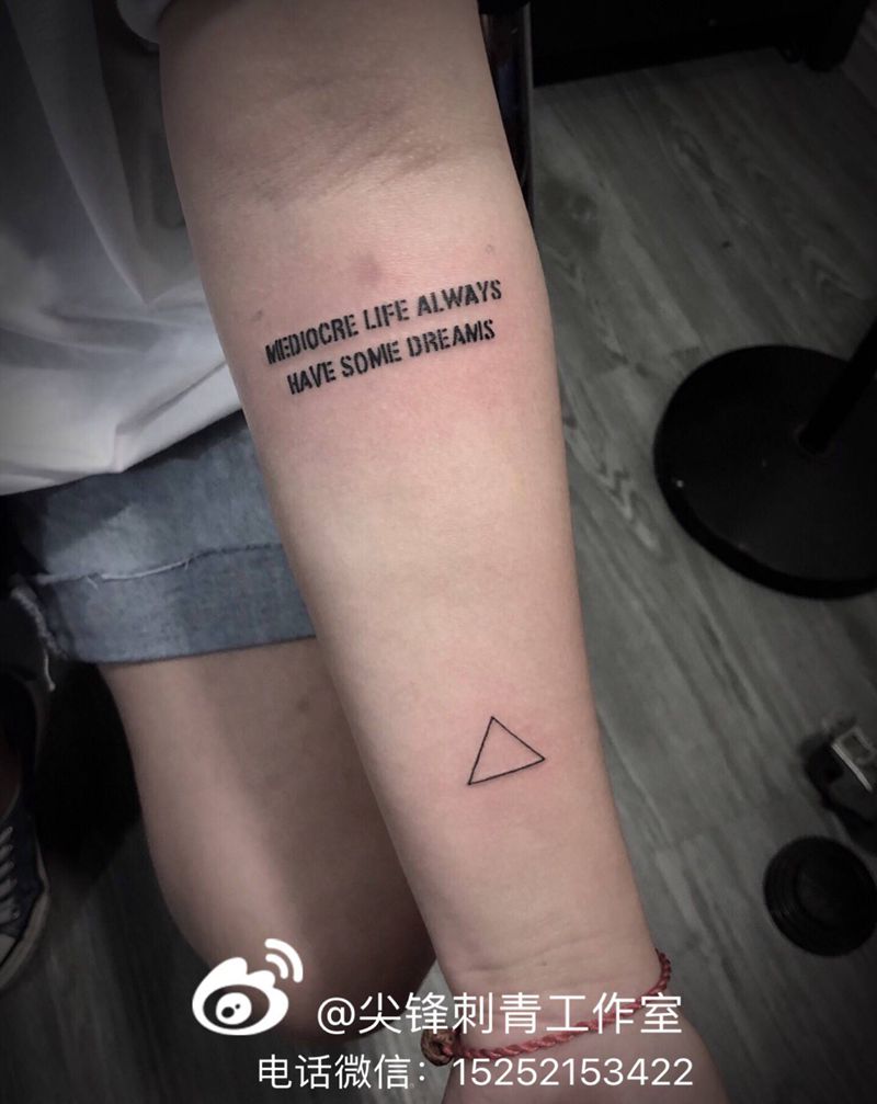 老顾客，小字母一个。纹身图片_手臂花体字纹身图案