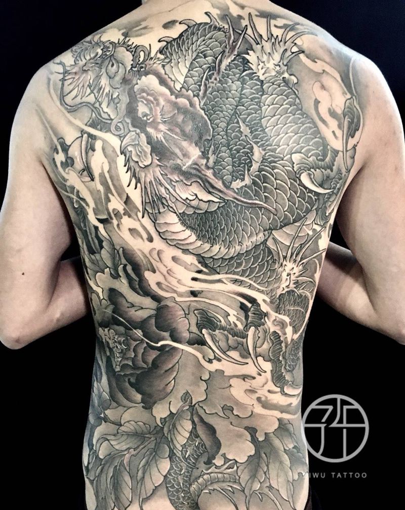 满背龙纹身图片