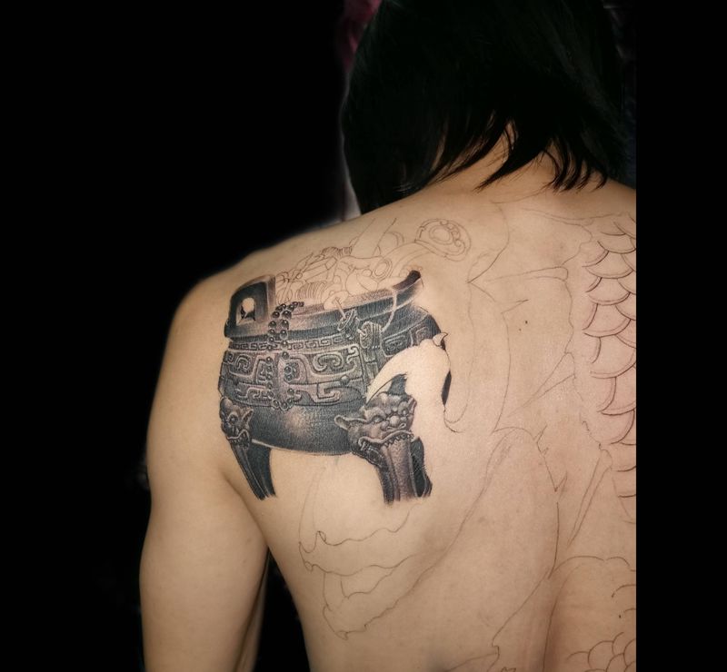 预告纹身图片_背部欧美写实纹身图案