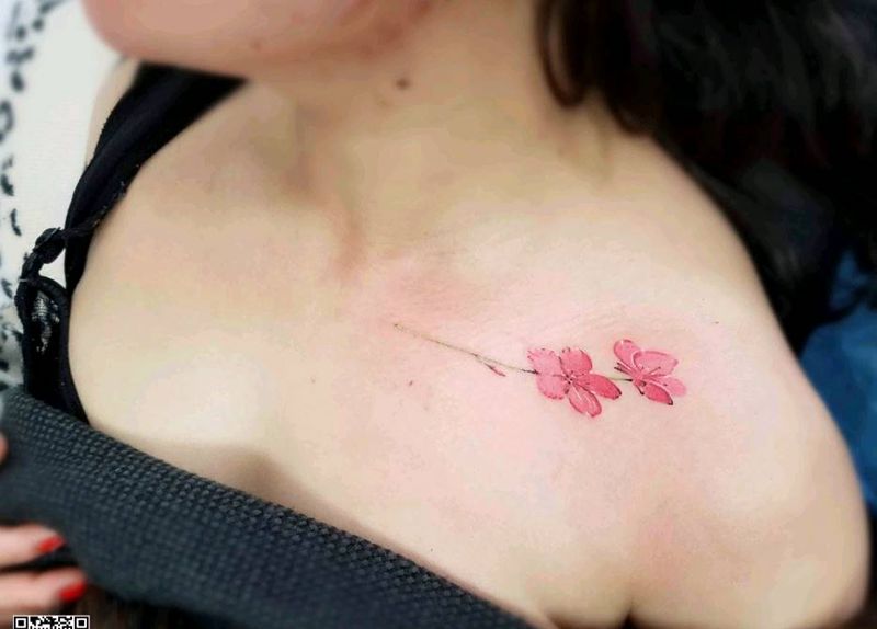 锁骨位置 清新小花纹身图片