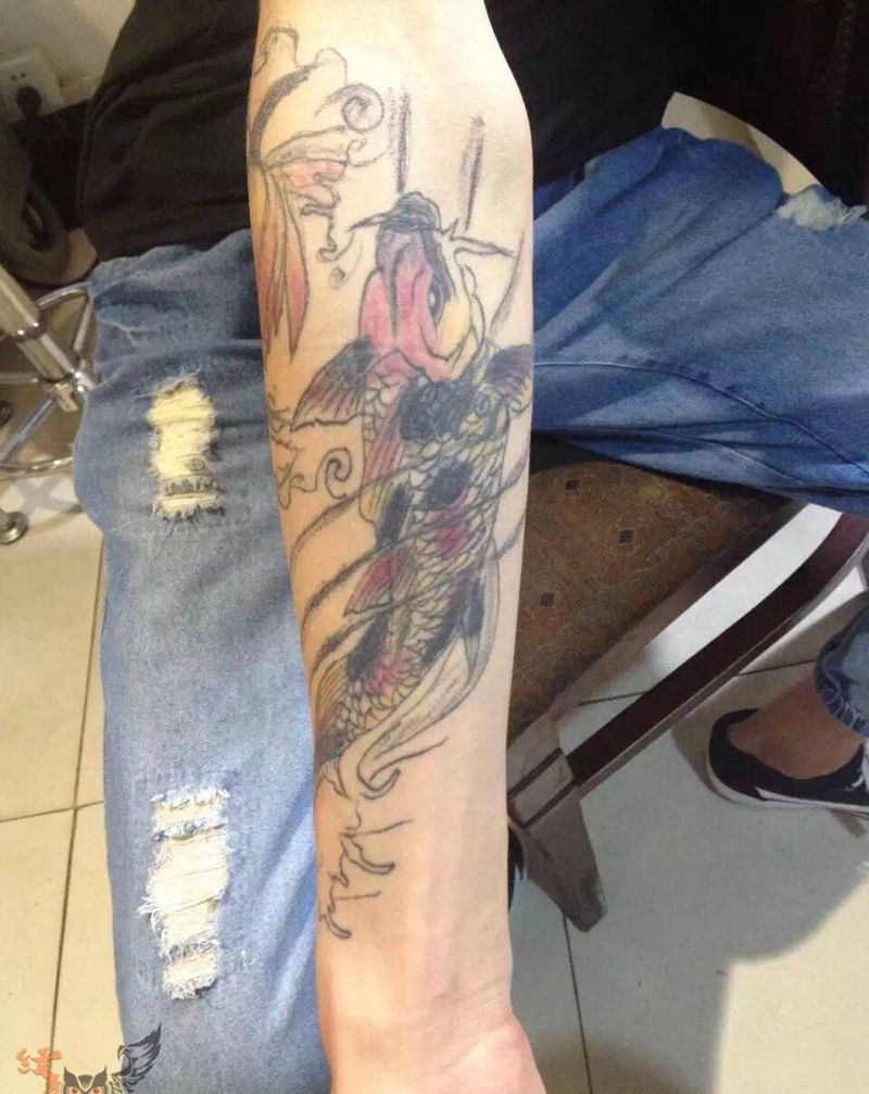 包臂鲤鱼纹身图片_原创植物动物手臂无锡.宜兴雨墨刺青传统纹身图案