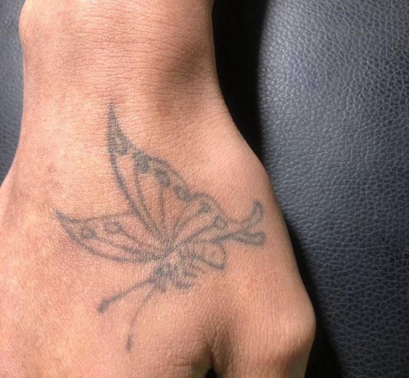 虎口蝴蝶第一次清洗纹身图片_手部新传统纹身图案