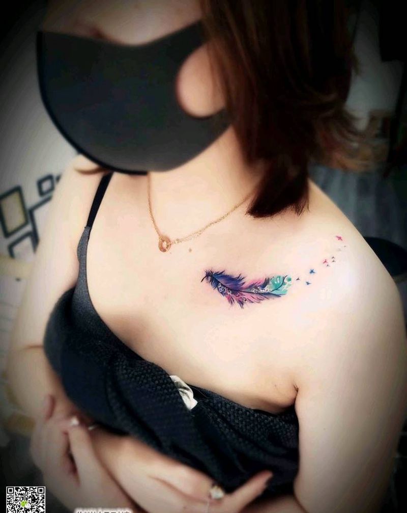羽毛纹身图片_胸部纹身图案