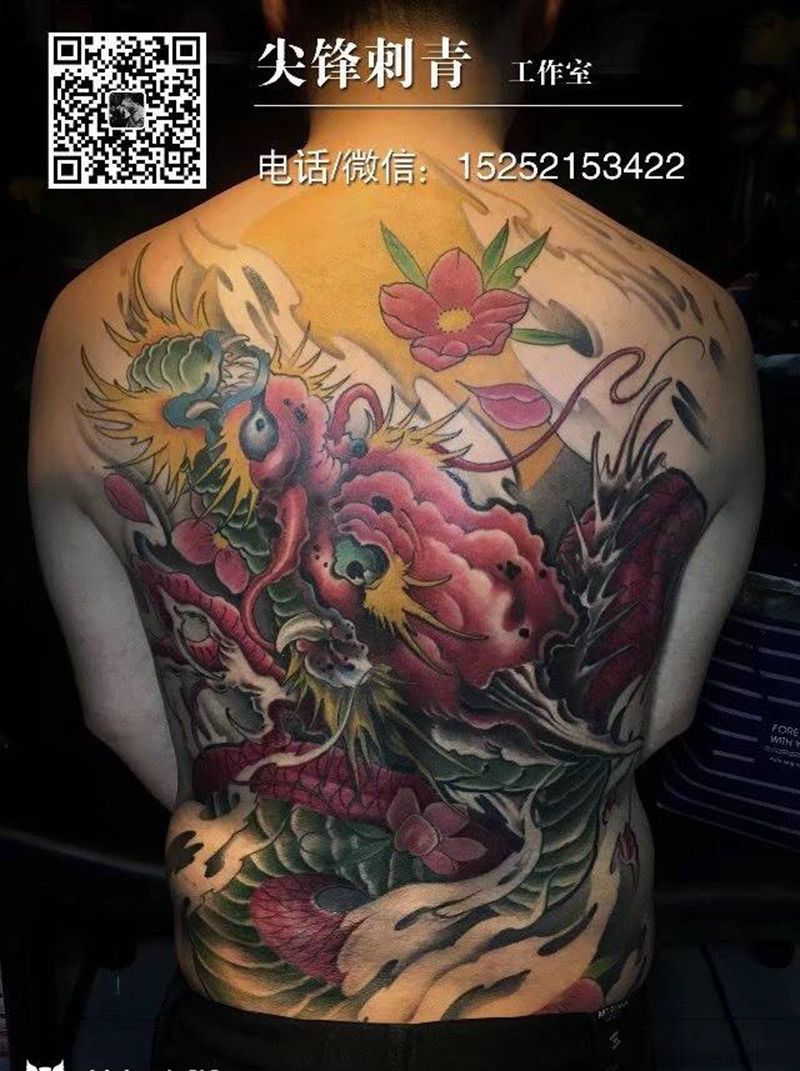 满背龙纹身图片