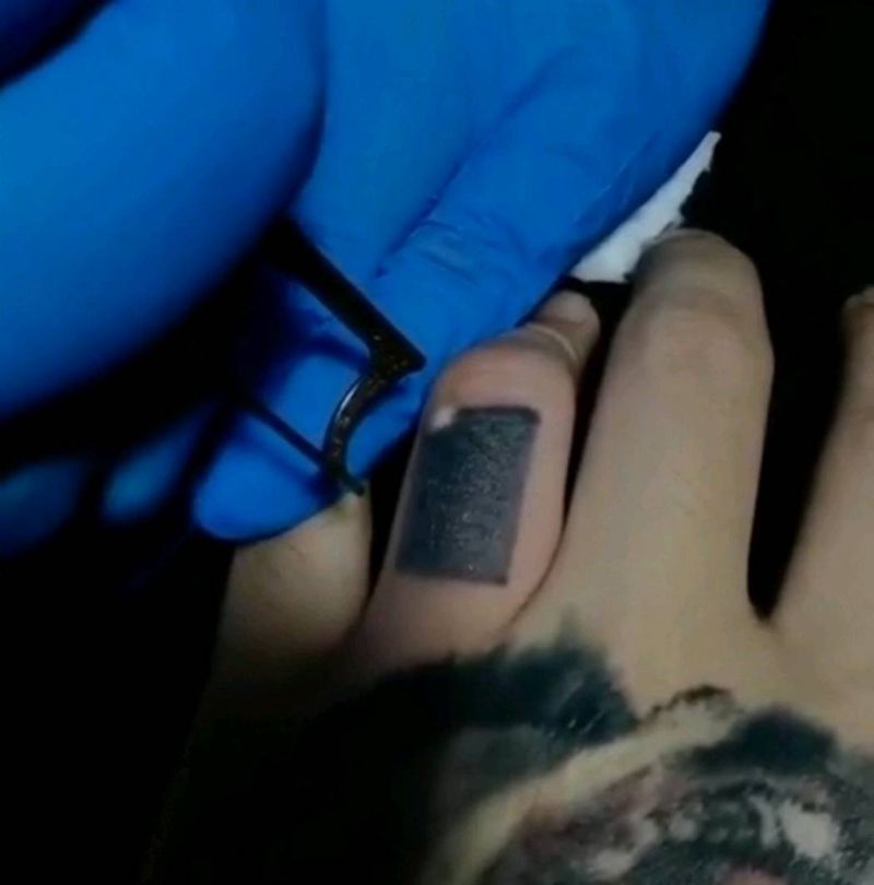 洗黑指第一遍纹身图片_手部纹身图案