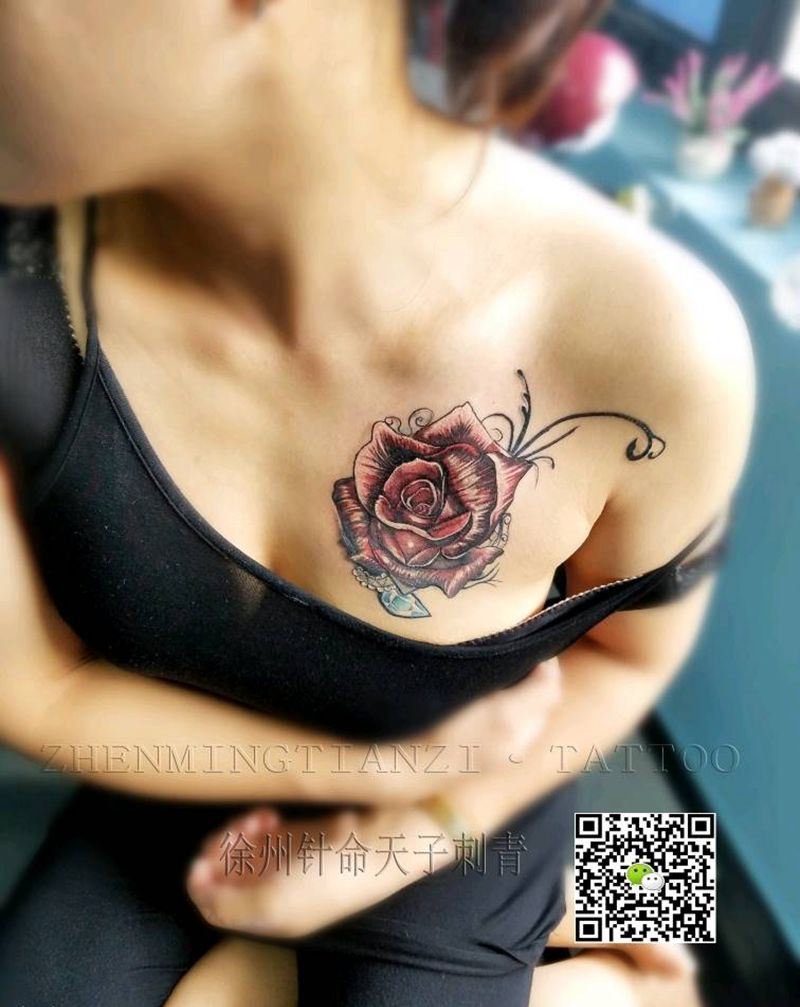美女胸部失败纹身遮盖纹身图片