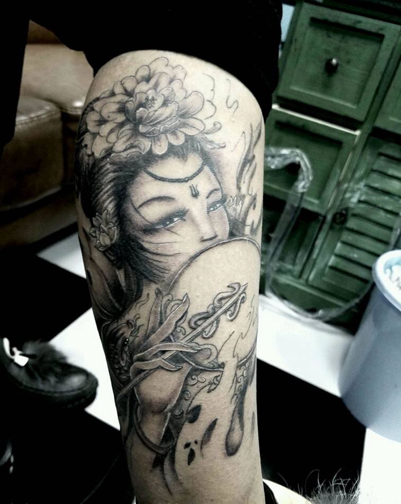 小腿黑灰艺妓纹身图片
