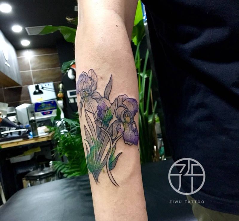 鸢尾花纹身图片