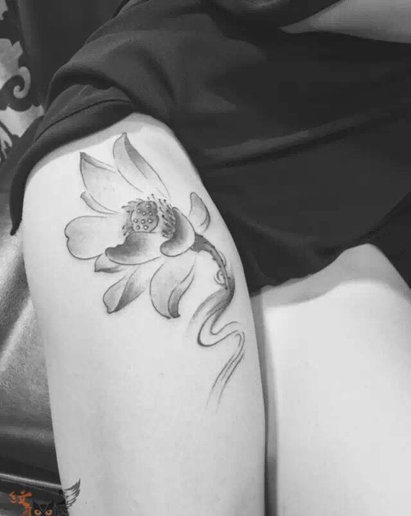 水墨莲花纹身图片_无锡.宜兴雨墨刺青常州腿部植物国画传统原创纹身图案