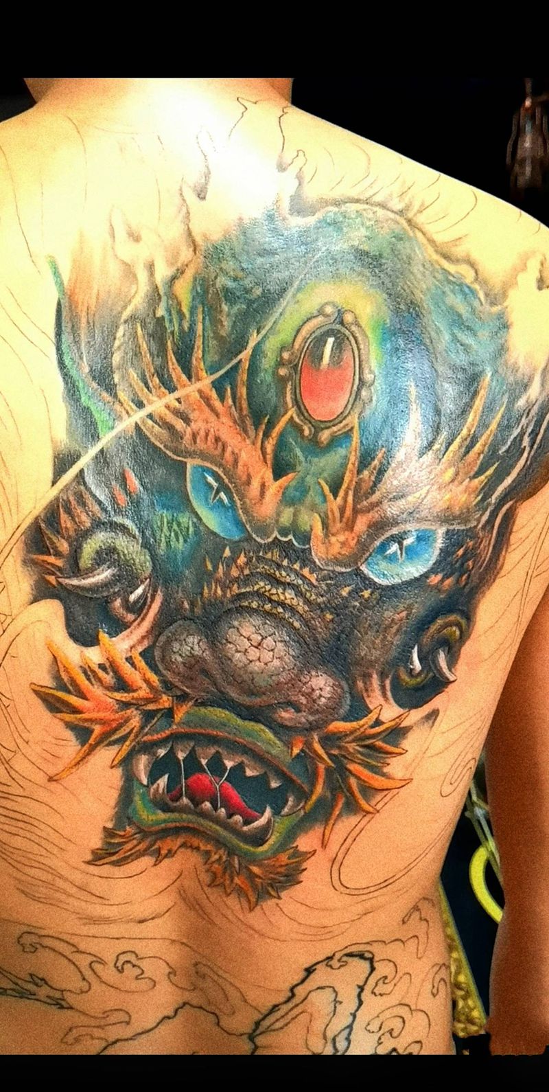 龙  蓝瞳纹身图片_背部新传统纹身图案