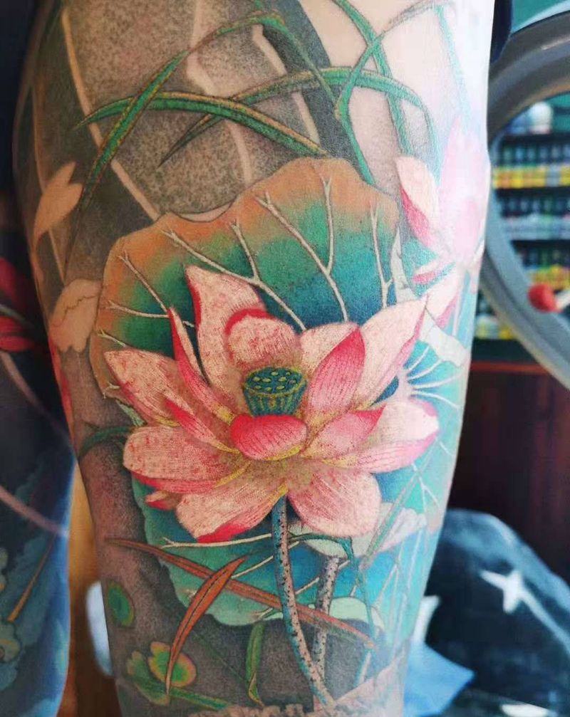 荷花纹身图片_腿部新传统纹身图案