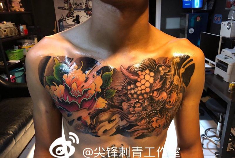 花胸纹身图片_成品胸部传统动物纹身图案