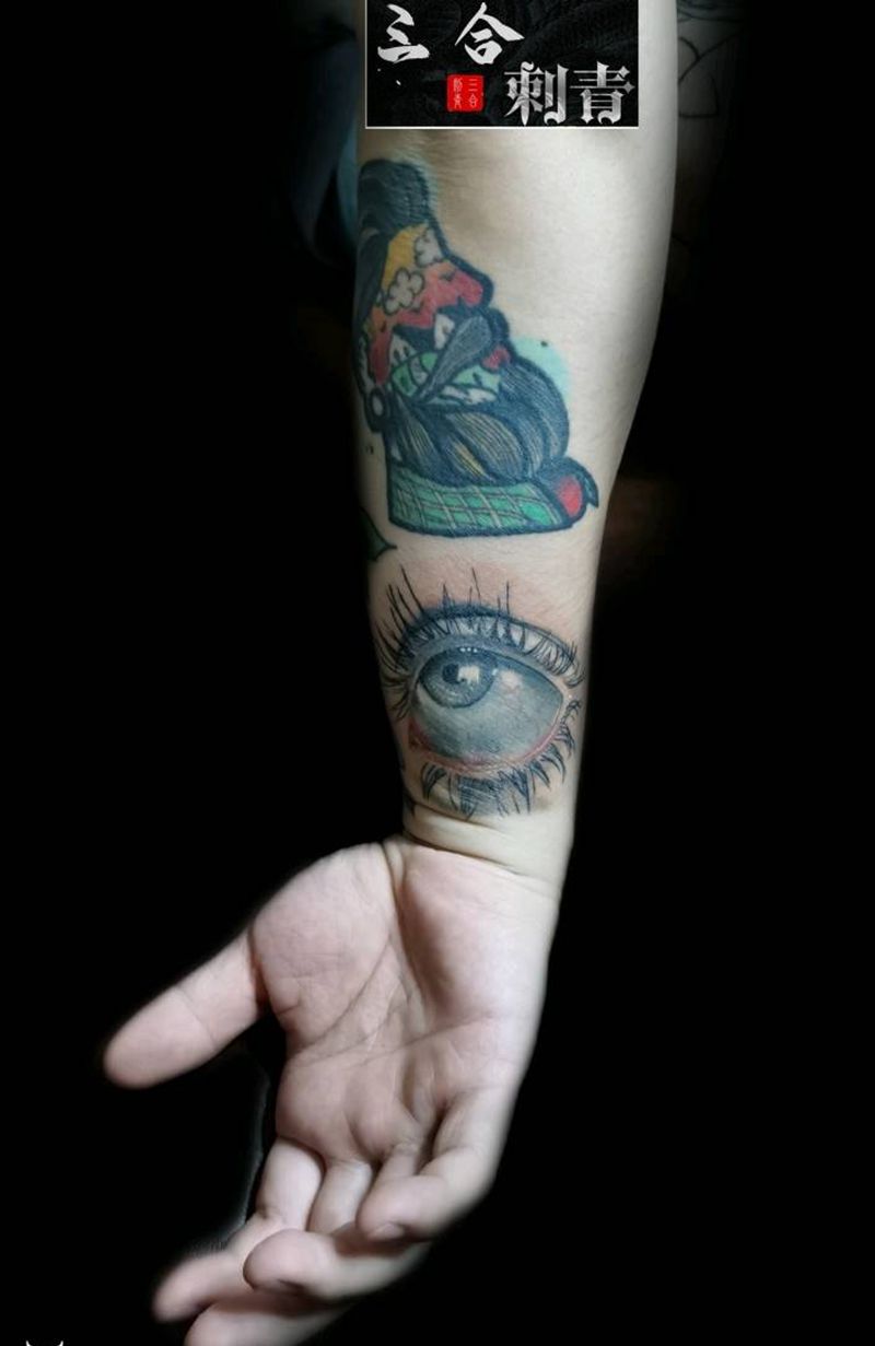 卡姿兰大眼睛纹身图片_手臂纹身图案
