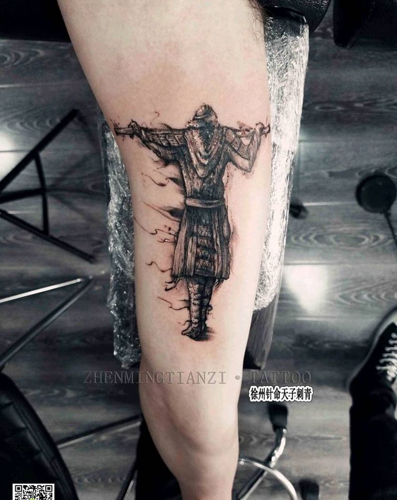 悟空遮盖字母纹身图片_手臂水墨纹身图案