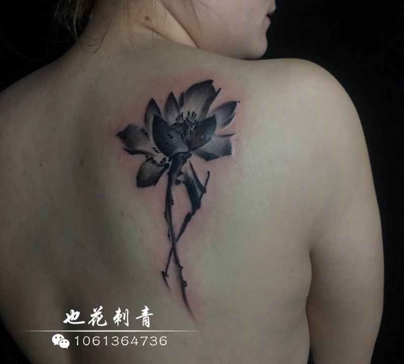 水墨荷花盖疤痕纹身图片_成品肩部背部清新植物静物原创纹身图案
