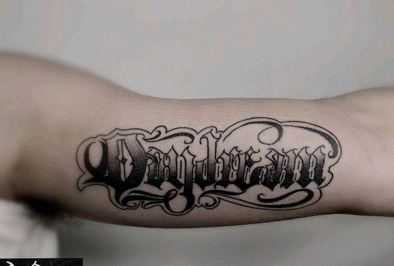 花体字纹身图片_手臂花体字纹身图案