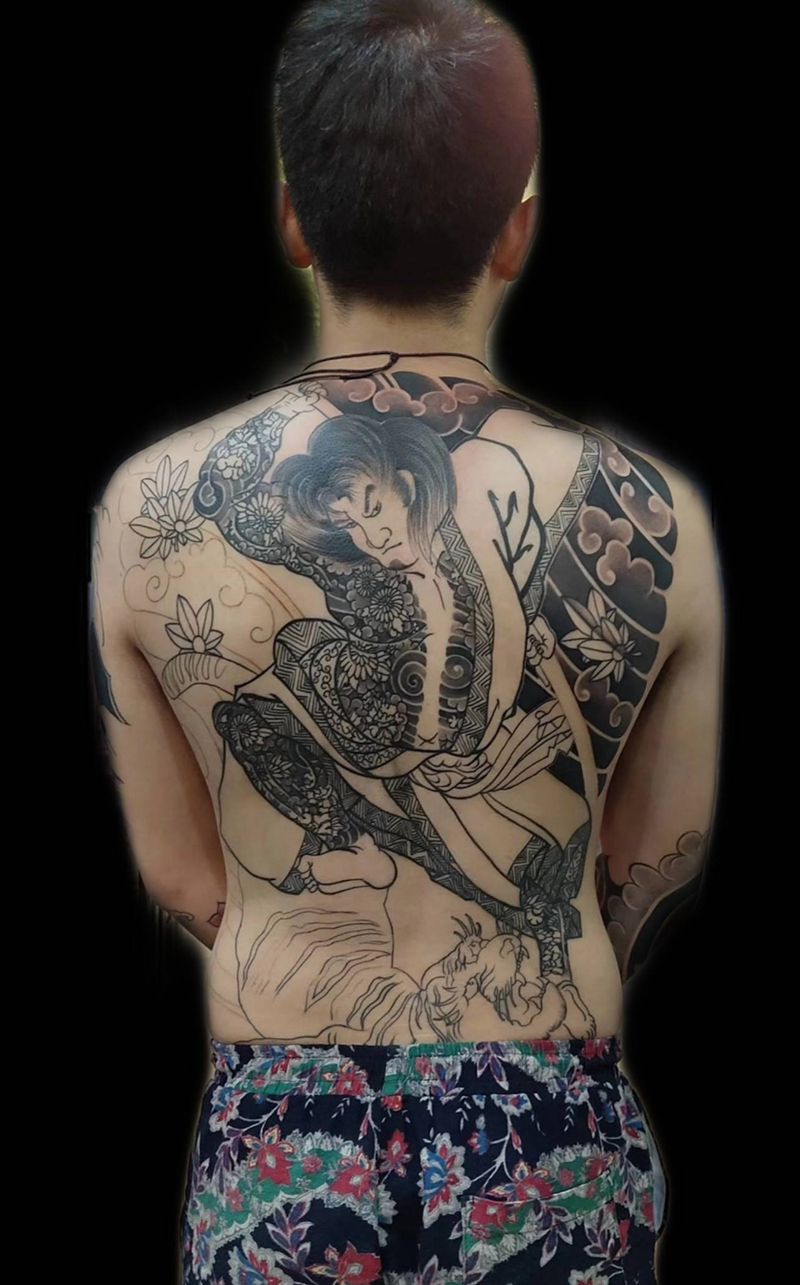 满背未完成纹身图片_背部老传统纹身图案