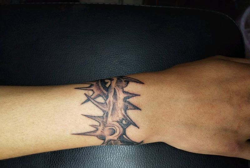 棘刺之眼纹身图片_手部点刺纹身图案