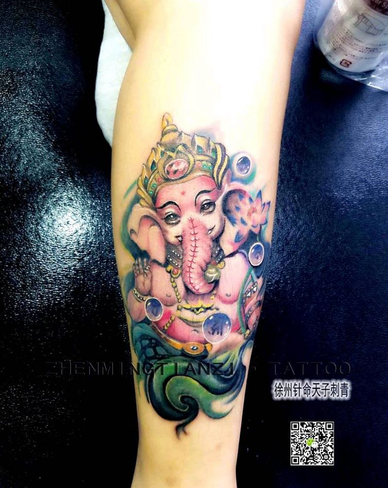 美女小腿遮盖纹身图片