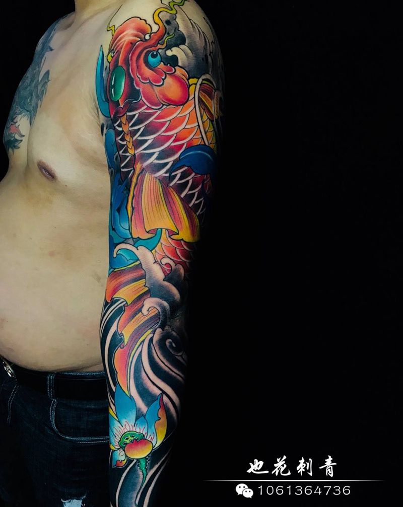 招财锦鲤花臂纹身图片_成品手部手臂传统习俗静物动物原创植物纹身图案