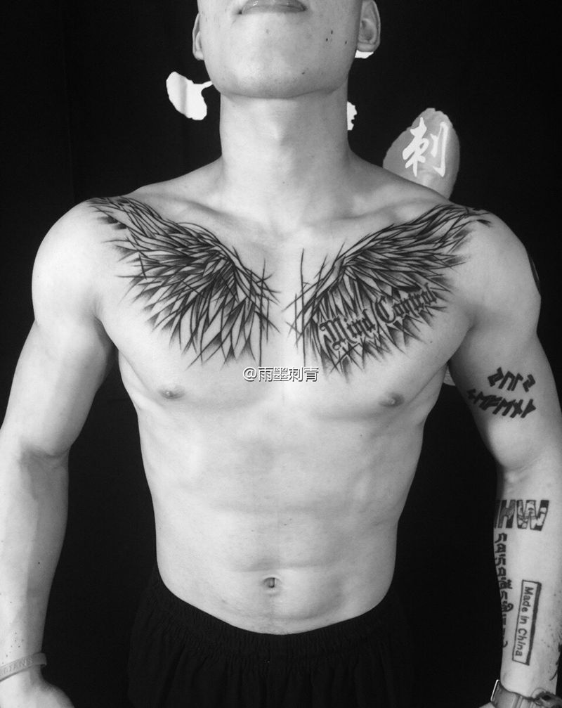 翅膀纹身图片_胸部几何传统雨墨刺青宜兴无锡.原创纹身图案
