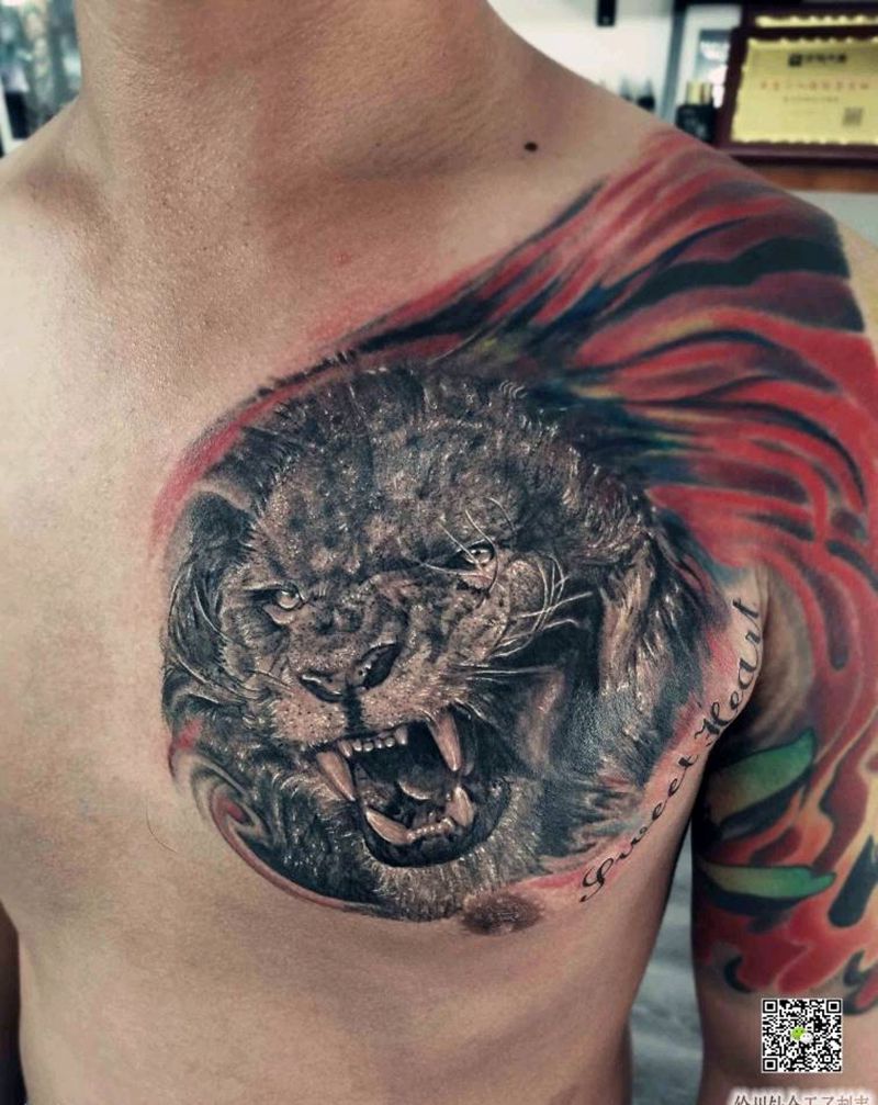 狮子和字母纹身图片_胸部欧美写实纹身图案