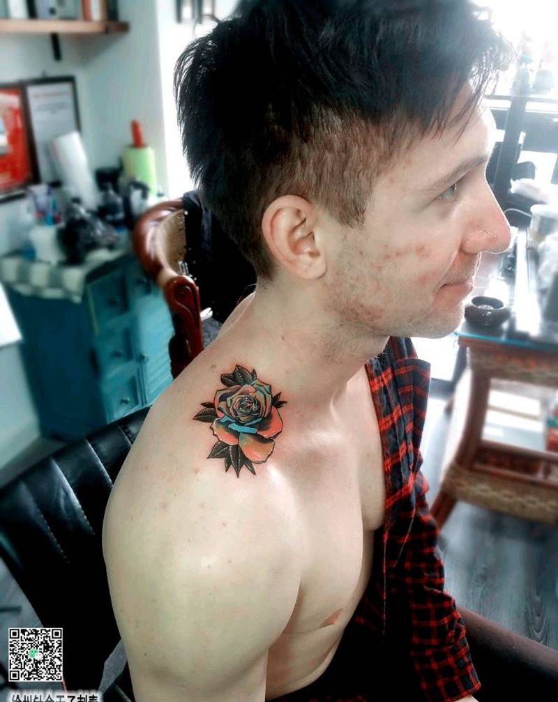 俄罗斯小哥的school一枚纹身图片