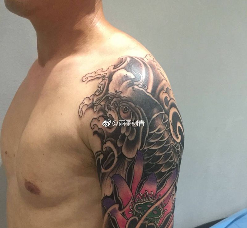 鲤鱼遮盖文字纹身图片