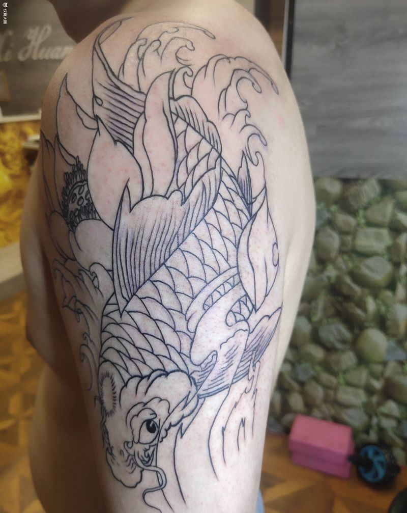 招财锦鲤纹身图片_手臂新传统纹身图案