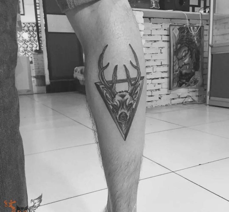 鹿纹身图片_雨墨刺青宜兴无锡.常州腿部动物几何清新欧美图腾纹身图案