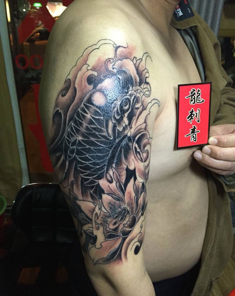 鲤鱼遮盖纹身图片_成品手臂传统动物纹身图案