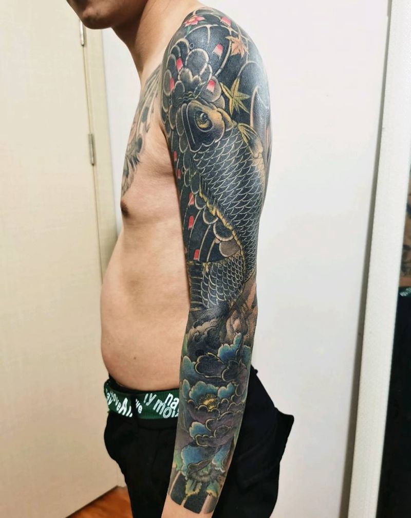 鲤鱼遮盖花臂纹身图片_手臂老传统纹身图案