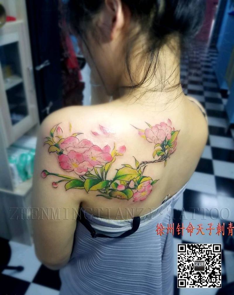 后肩桃花纹身图片