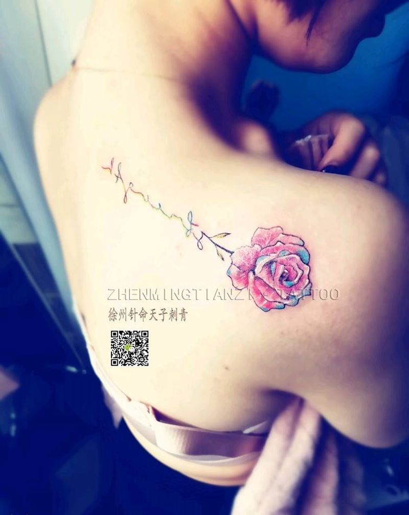 清新肩花一枚纹身图片