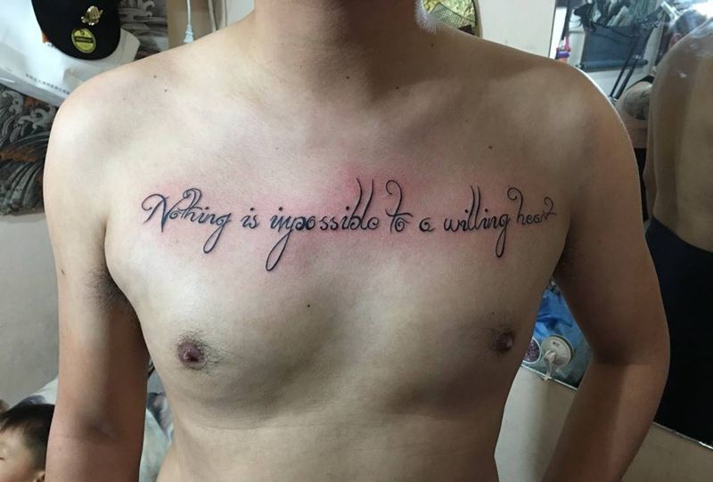 前胸花体英文纹身图片