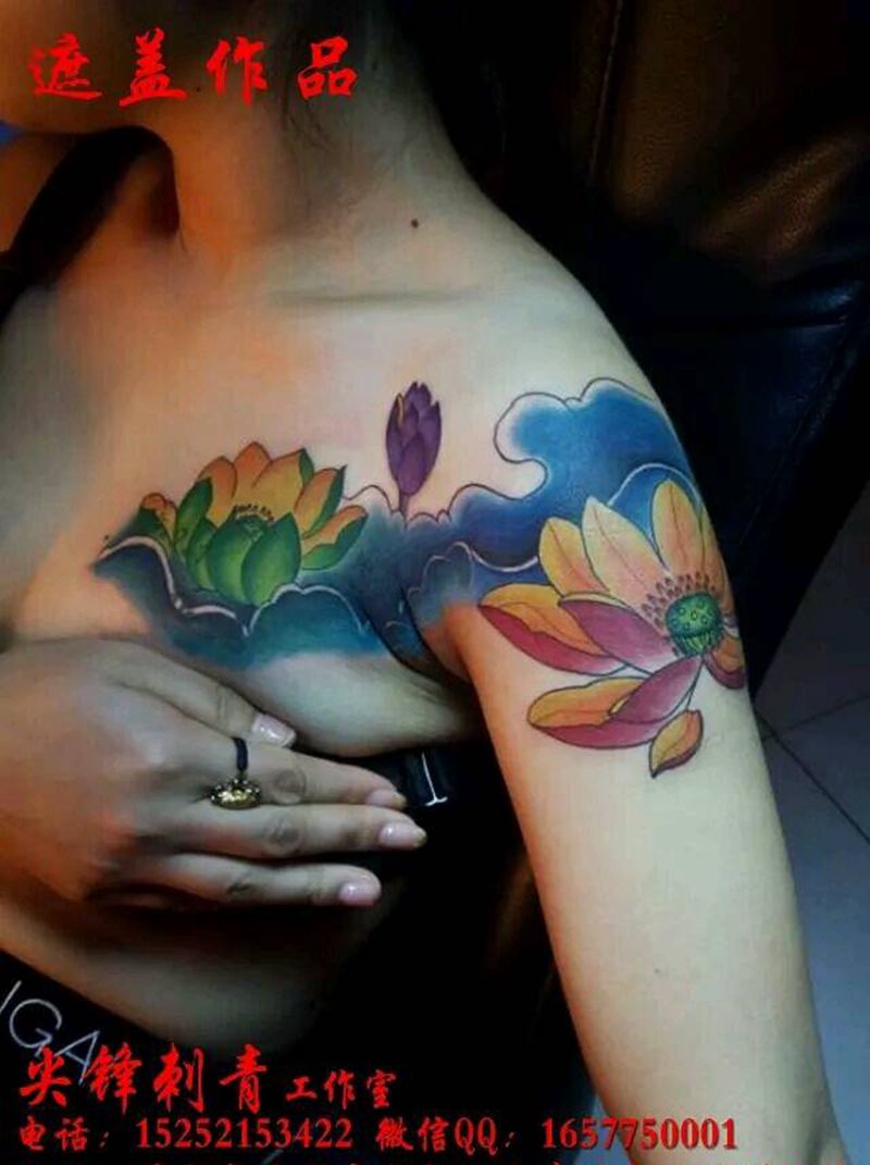 荷花纹身图片_肩部传统植物成品纹身图案