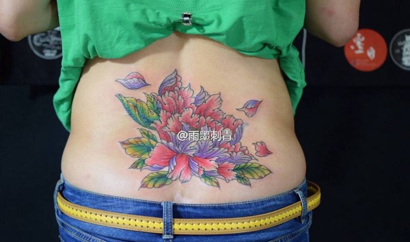 牡丹纹身图片_成品雨墨刺青宜兴无锡.腰部臀部植物欧美传统纹身图案