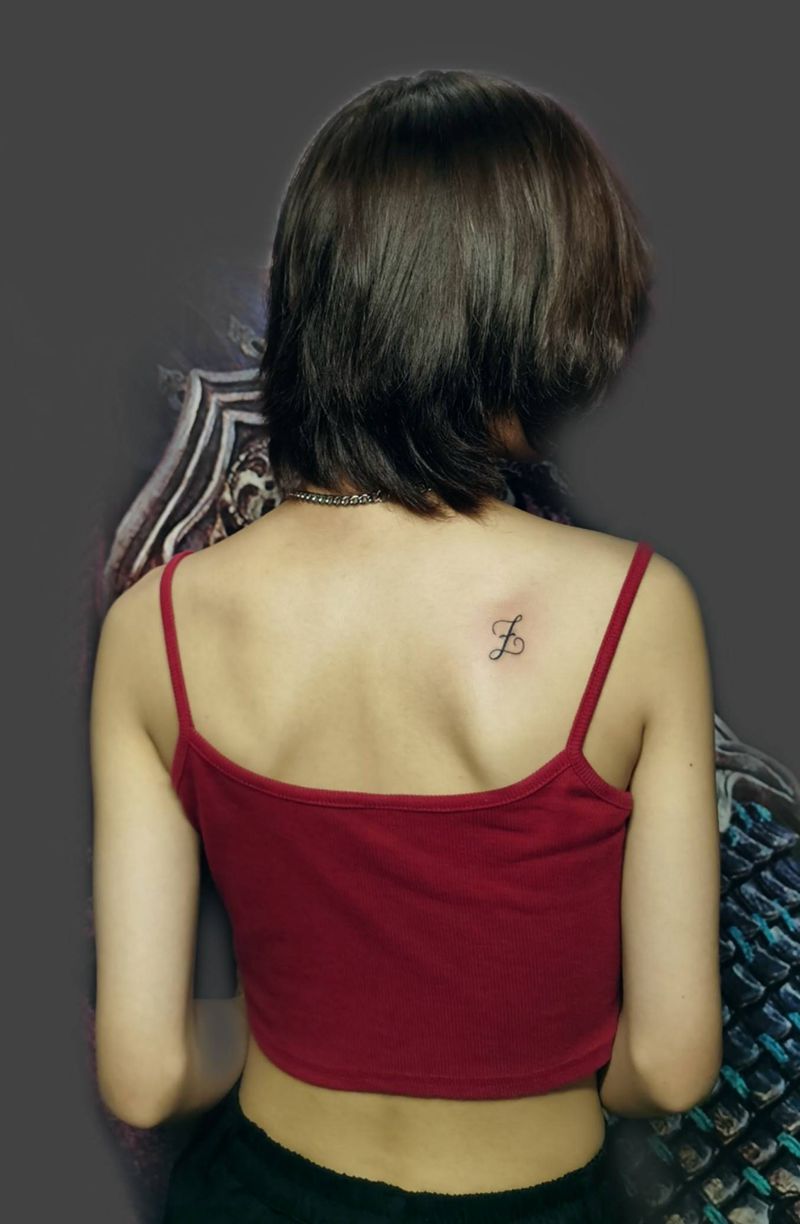 驻店作品纹身图片_肩部花体字纹身图案