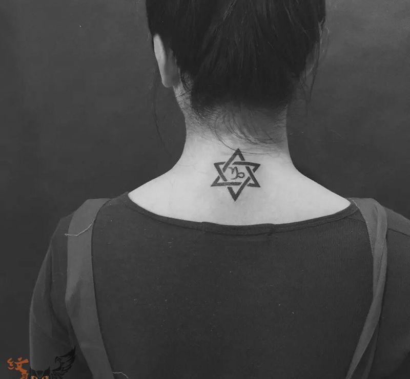 六芒星纹身图片_颈部背部几何字符清新图腾原创纹身图案