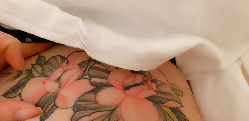 素花遮盖妊娠纹纹身图片_腹部水彩纹身图案