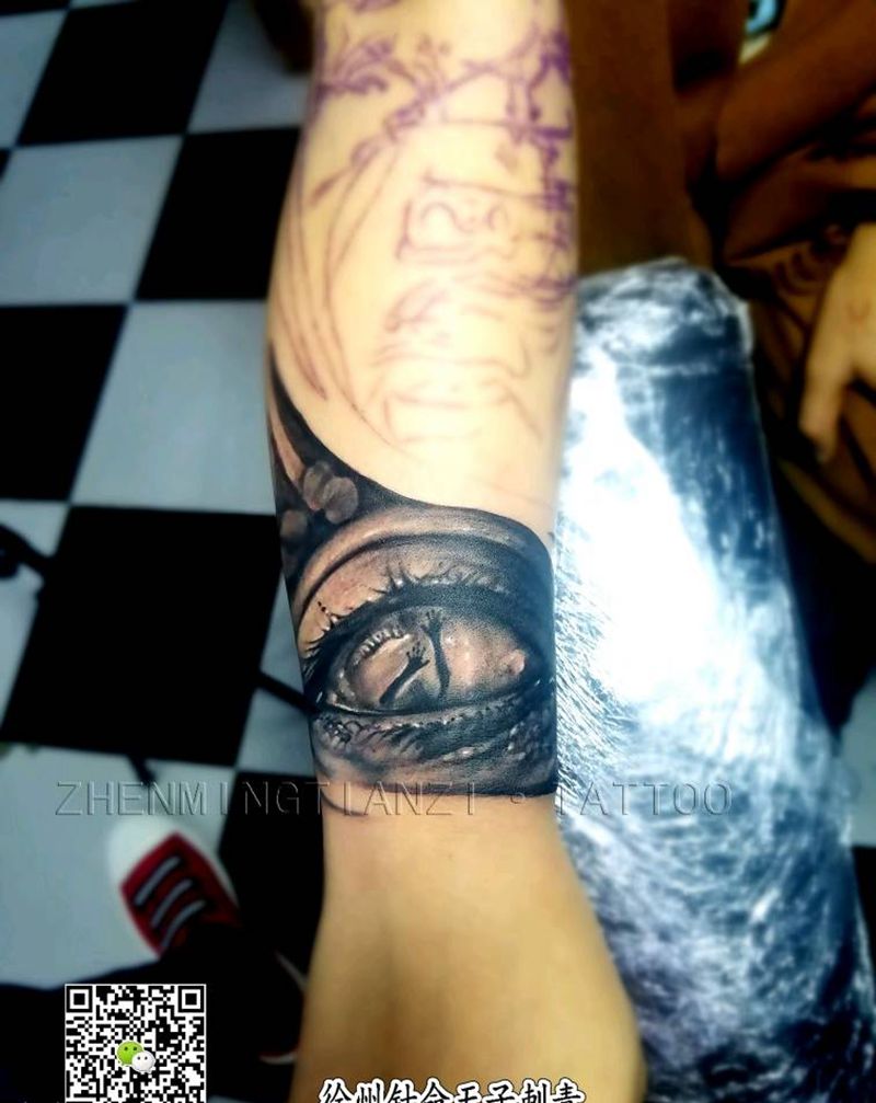 美女花臂进行中纹身图片