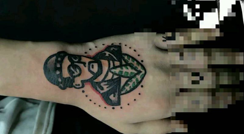 手背里昂纹身图片