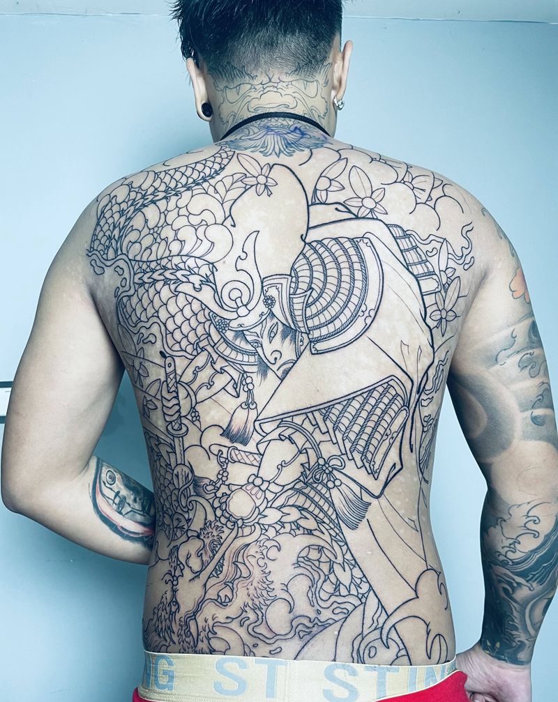 日式满背包臀线条，纹身图片_背部老传统纹身图案