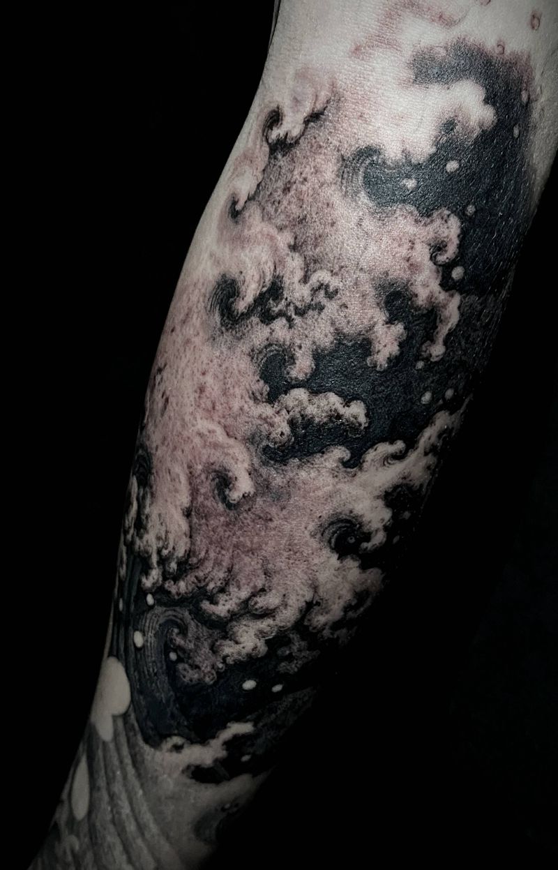 石雕水浪纹身图片_手部欧美写实纹身图案