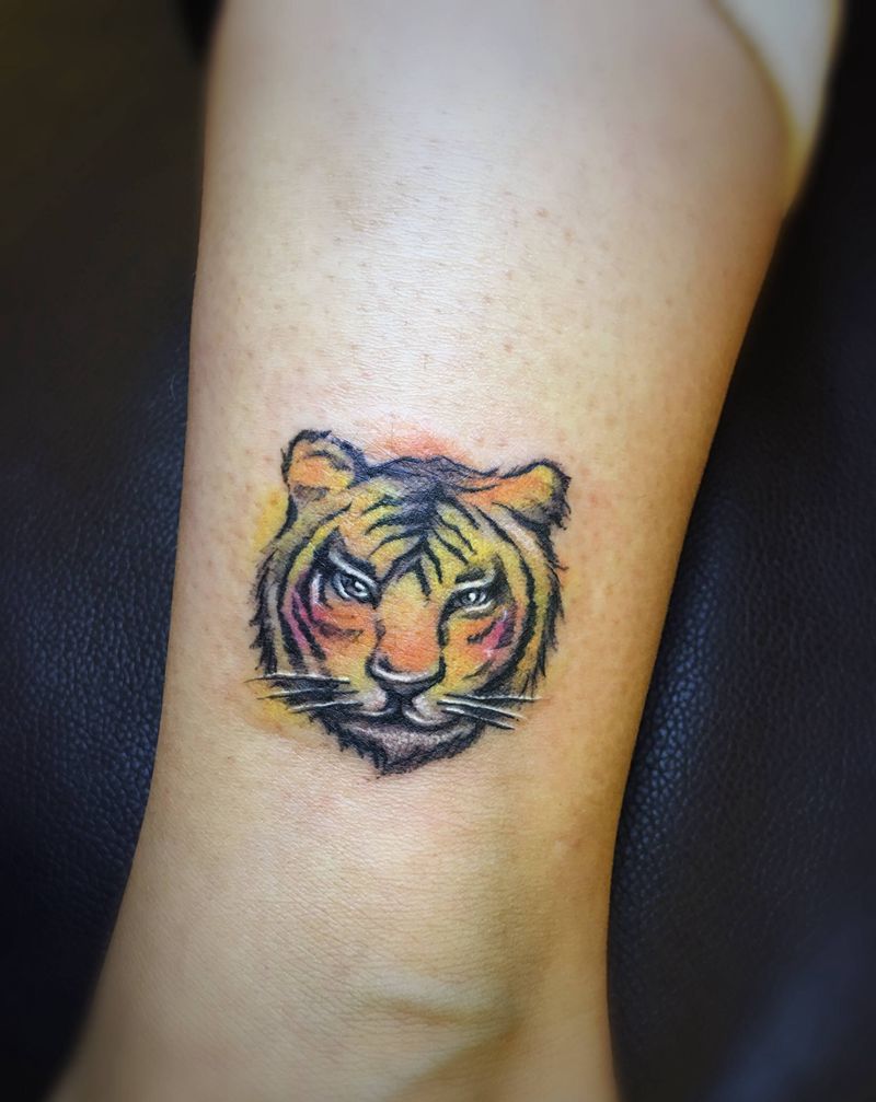 小老虎纹身图片_脚部欧美写实纹身图案