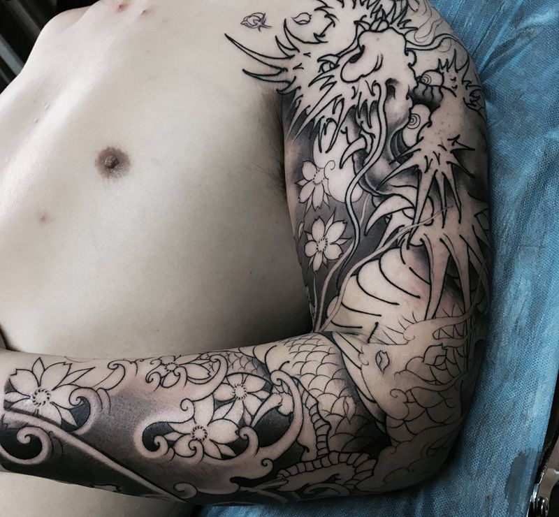 龙花臂黑灰底纹身图片_手部新传统纹身图案