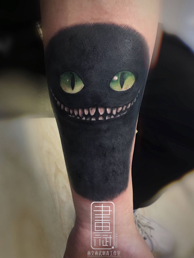 遮盖纹身图片_手臂欧美写实柴郡猫遮盖纹身图案