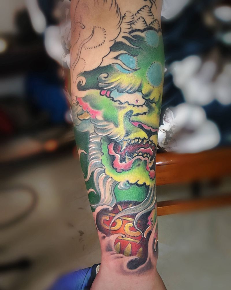 唐狮继续一点纹身图片_手臂新传统唐狮纹身图案